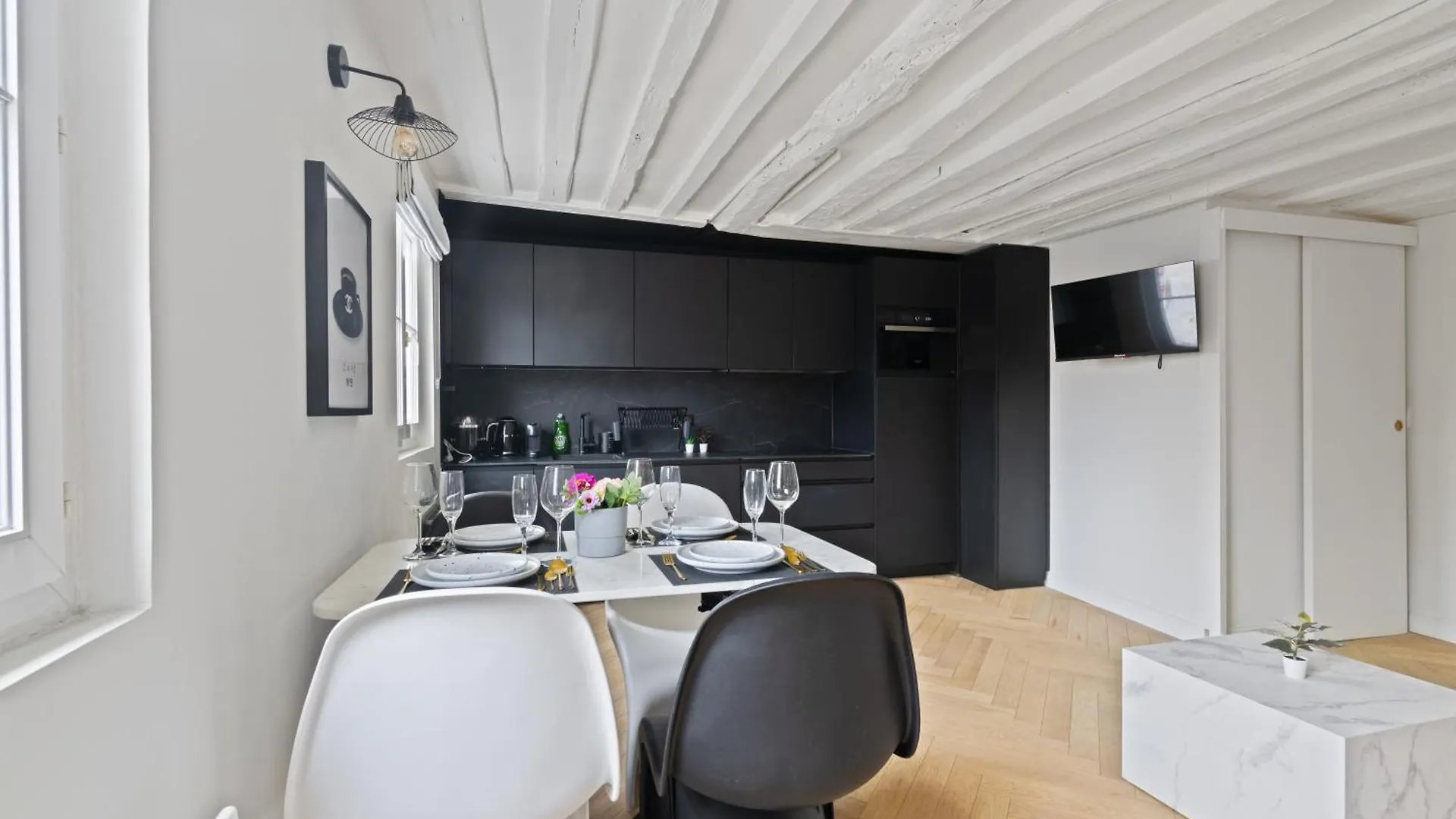 Elegant Appartement Pres Du Musee Du Louvre Et Du Jardin Des Tuileries Free Netflix Parigi 0*,  Francia